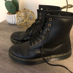 Dr. Martens 1460 smooth black size 7(mens)